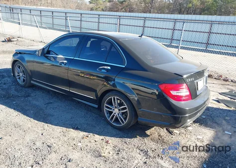 2013 Mercedes-Benz C 250 Sport z USA, uszkodzony, nr VIN WDDGF4HB0DR283873